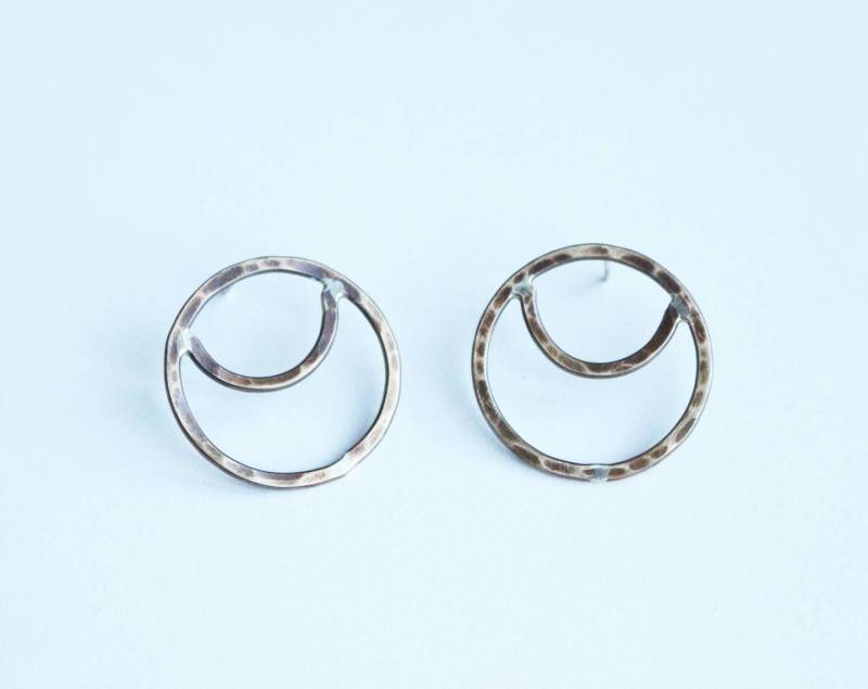 Gehämmerte Messing Oder Silber Halbmond Ohrringe Gehämmerte Messing Oder Silber Halbmond Ohrringe von CreaturesVirtue