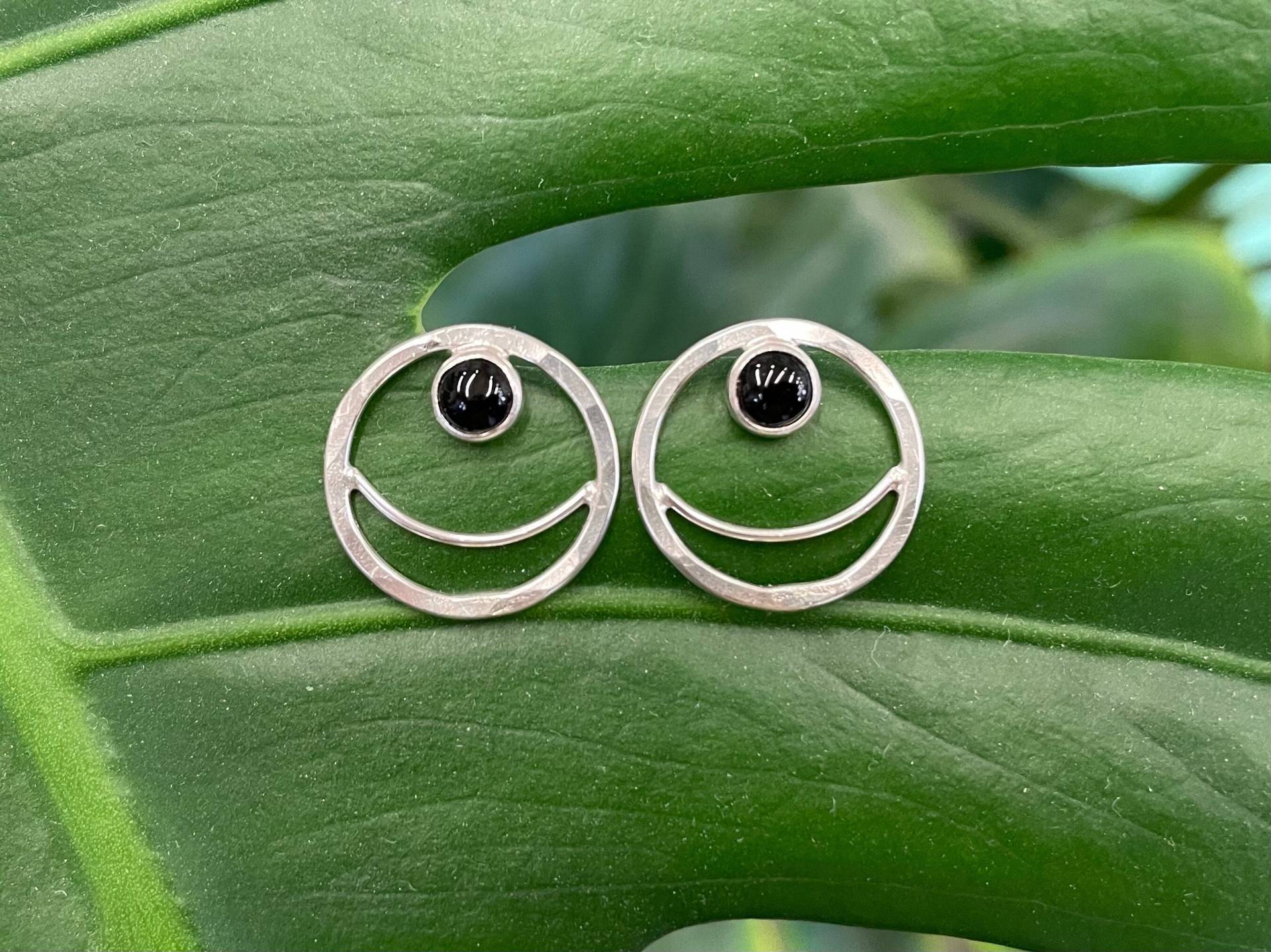 Handgefertigte Silberne Halbmond-Ohrstecker Mit Onyx Oder Türkis Handgefertigte Silberne Halbmond-Ohrstecker Mit Onyx Oder Türkis von CreaturesVirtue