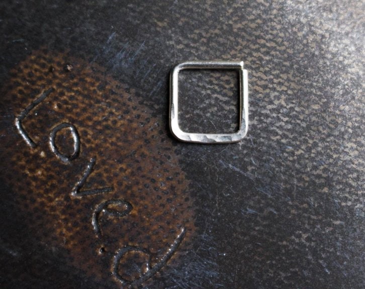 Handgemachter Sterling Silber Gehämmerter Quadrat Septum Oder Knorpel Ring | Körperschmuck Handgemachter Sterling Silber Gehämmerter Quadrat Septum Oder Knorpel Ring | Körperschmuck von CreaturesVirtue