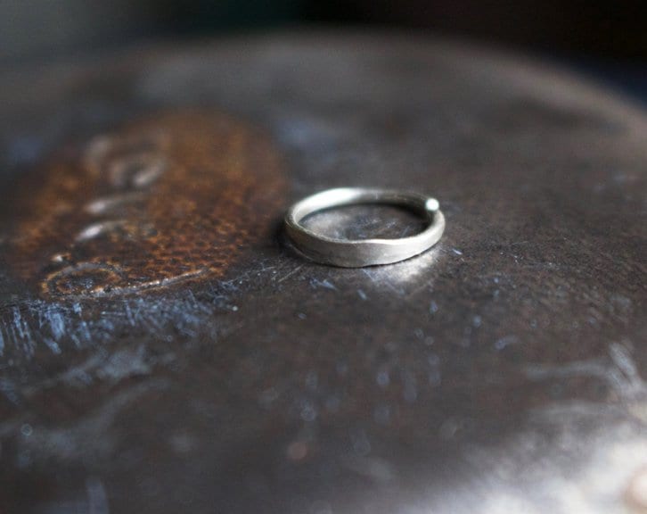 Handgemachter Sterling Silber Gehämmerter Septum Oder Knorpel Ring | Körperschmuck Handgemachter Sterling Silber Gehämmerter Septum Oder Knorpel Ring | Körperschmuck von CreaturesVirtue