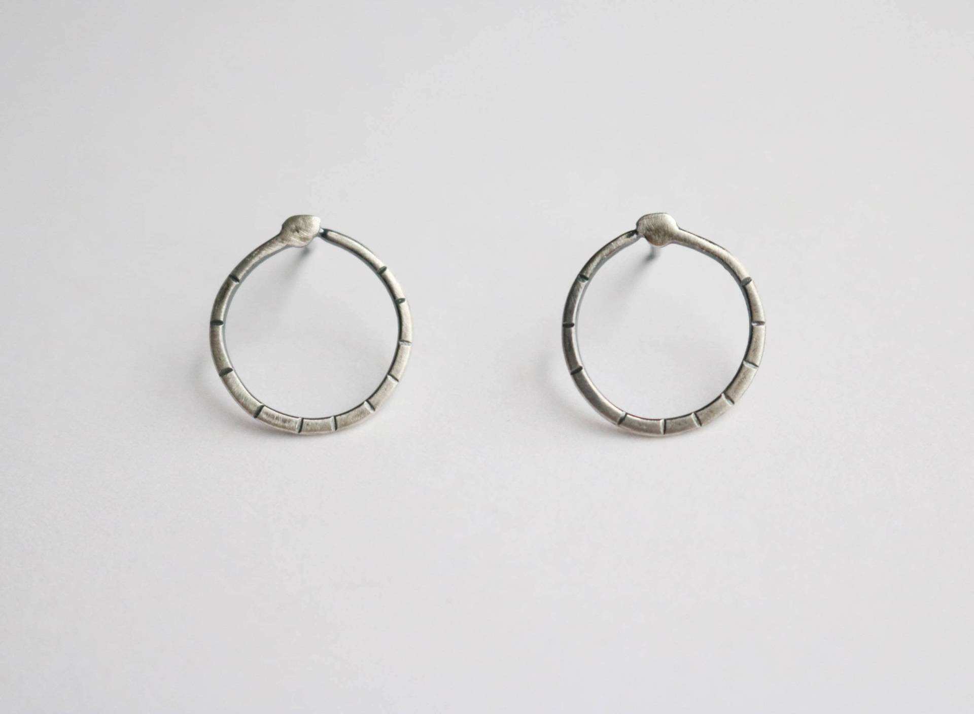 Ohrringe | Silber Kreis Schlange Ohrstecker, Handgemachter Schmuck Ohrringe | Silber Kreis Schlange Ohrstecker, Handgemachter Schmuck von CreaturesVirtue