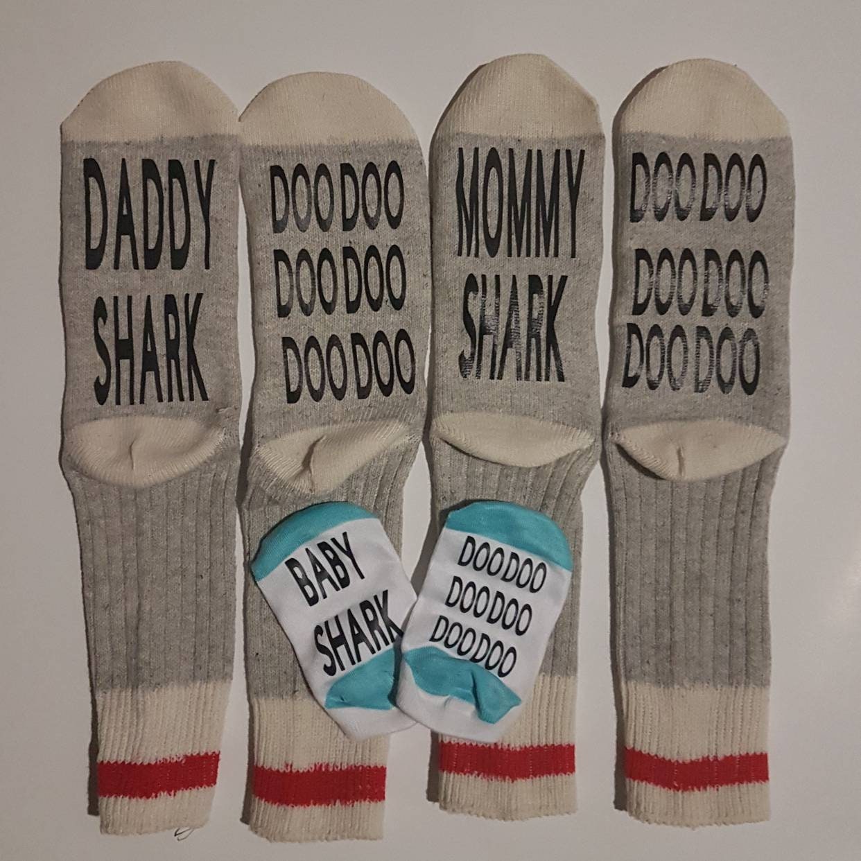 Mama/Papa Hai Socken Doo Mama/Papa Hai Socken Doo von CreeativeMixedesigns