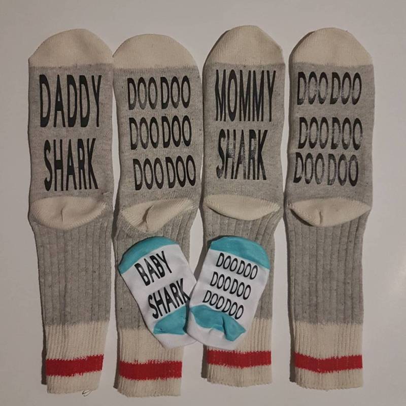 Mama/Papa Hai Socken Doo von CreeativeMixedesigns