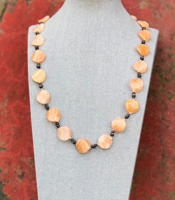 Cremige Orange Wellige Achat Kette | Edelstein Handgefertigte Perlenkette Aus Wellenförmigen Cremefarbenen Orangen Perlen Handgeknüpfte Halskette Cremige Orange Wellige Achat Kette | Edelstein Handgefertigte Perlenkette Aus Wellenförmigen Cremefarbenen Orangen Perlen Handgeknüpfte Halskette von CreekStoneGems