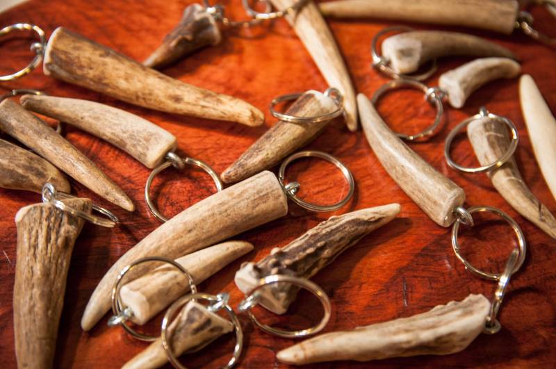 Echtes Geweih Schlüsselanhänger Handgefertigter Hirschschuppen Echtes Geweih Schlüsselanhänger Handgefertigter Hirschschuppen von CreekWalkerOutdoors