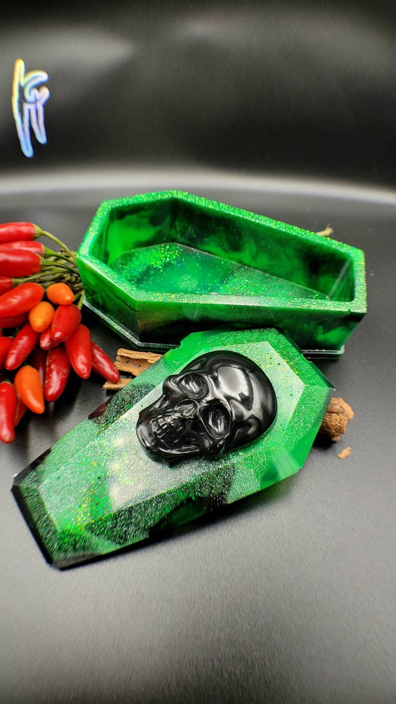 Gothic Dekor // Sarg Schmuck-Schatulle Mit Totenkopf Schwarz Grün Gruseliges Geschenk von CreepersHome