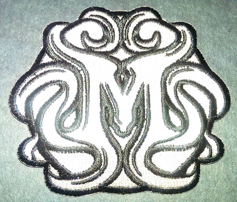 Mondo Tees Logo Aufnäher Silberfaden, Schwarzer Rand | 90 X 70 cm von CreepsvillePatches