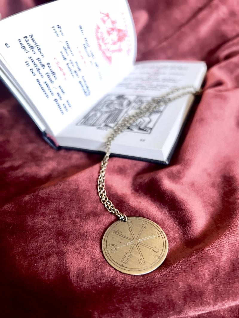 Handmade Protection Necklace - Amulet-Symbol Pendant-Fear No Foe-Amulet von CreepyandCrafts