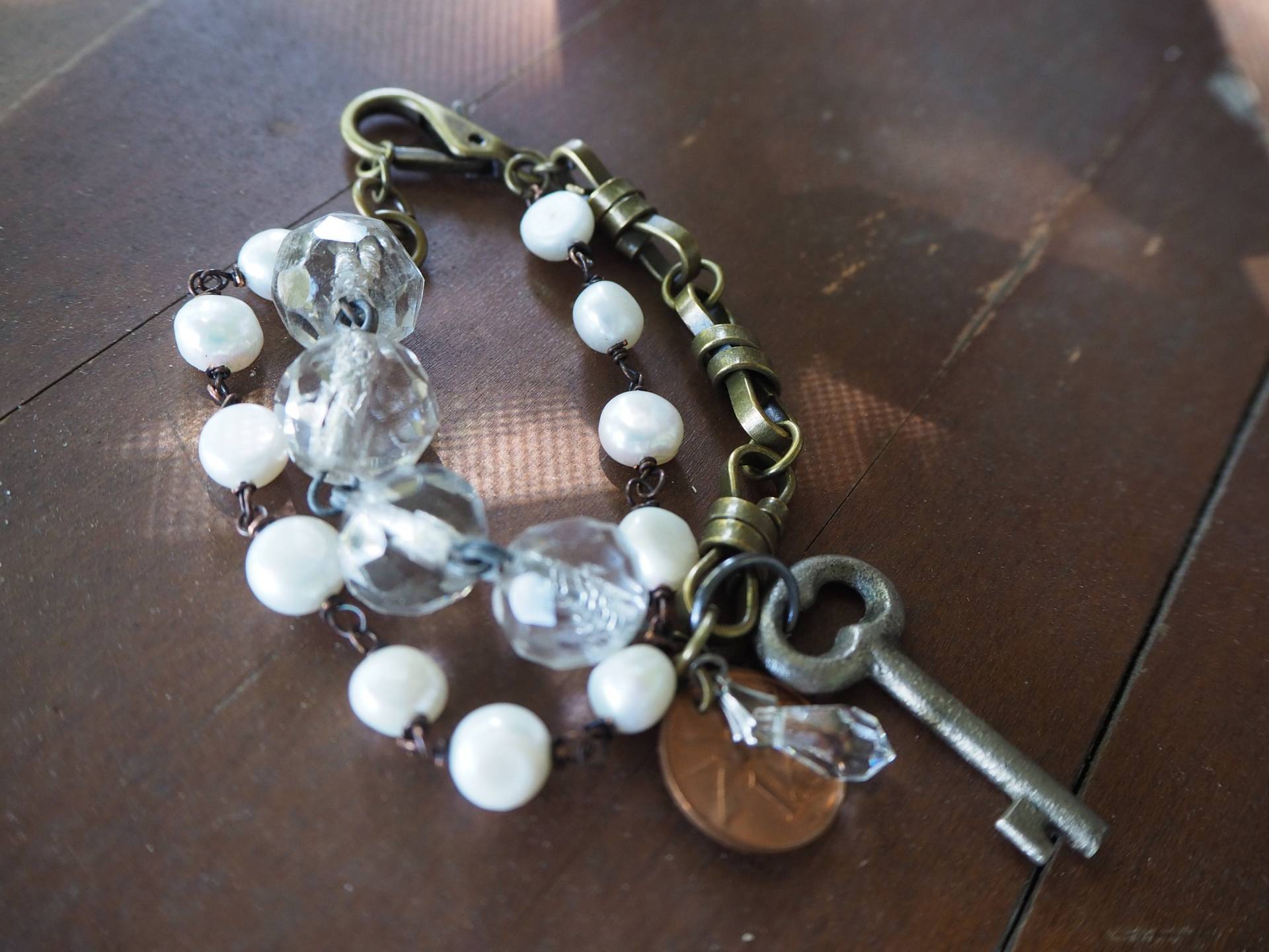 Vintage Zusammenstellungs-Armband Skelett-Schlüssel, Perlen, Chandelier-Kristalle Vintage Zusammenstellungs-Armband Skelett-Schlüssel, Perlen, Chandelier-Kristalle von Creolevintage