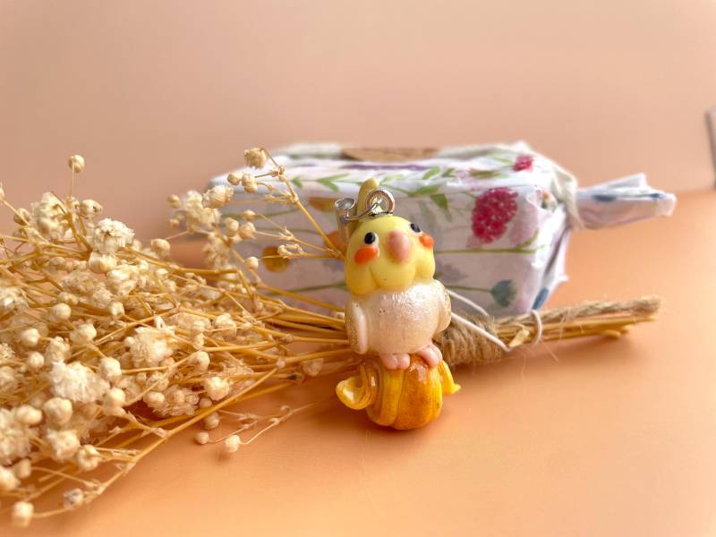 Handgemachter Schlüsselanhänger | Niedlicher Nymphensittich Mit Croissant Anhänger Polymer Clay Schlüsselring Kawaii Vogel Geschenk Handgemachter Schlüsselanhänger | Niedlicher Nymphensittich Mit Croissant Anhänger Polymer Clay Schlüsselring Kawaii Vogel Geschenk von Crescent8Carmenere