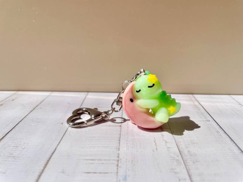 Niedlicher Dinosaurier Schlüsselanhänger/Handgemachter Polymer Clay Anhänger Leuchtender Mond Kawaii Geschenk Niedlicher Dinosaurier Schlüsselanhänger/Handgemachter Polymer Clay Anhänger Leuchtender Mond Kawaii Geschenk von Crescent8Carmenere