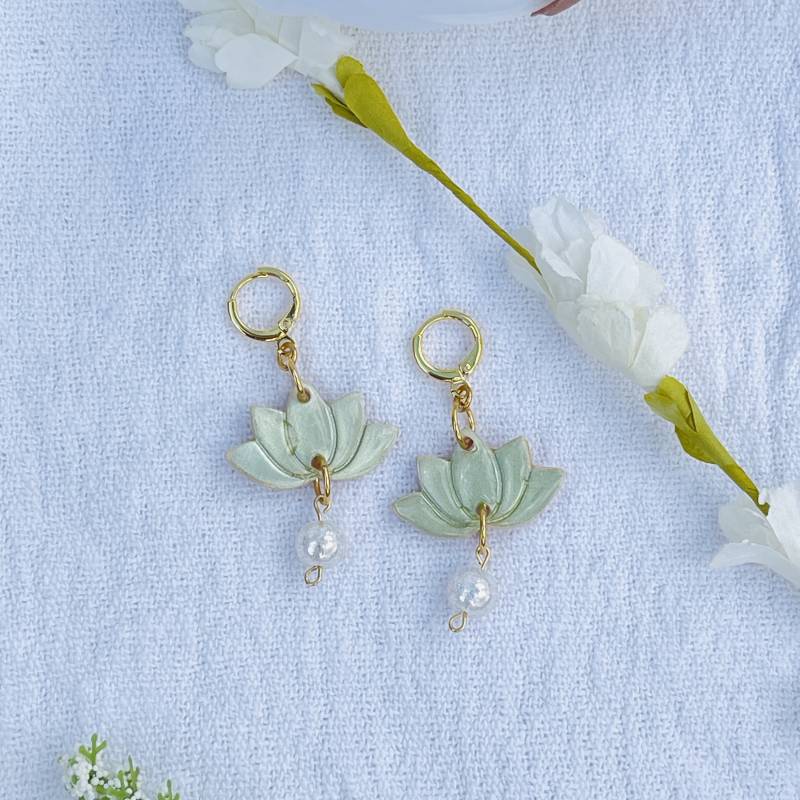 Handgemachte Lotusblumen Ohrringe Polymer Clay Schmuck Geschenk Handgemachte Lotusblumen Ohrringe Polymer Clay Schmuck Geschenk von CrescentJewelryDesig