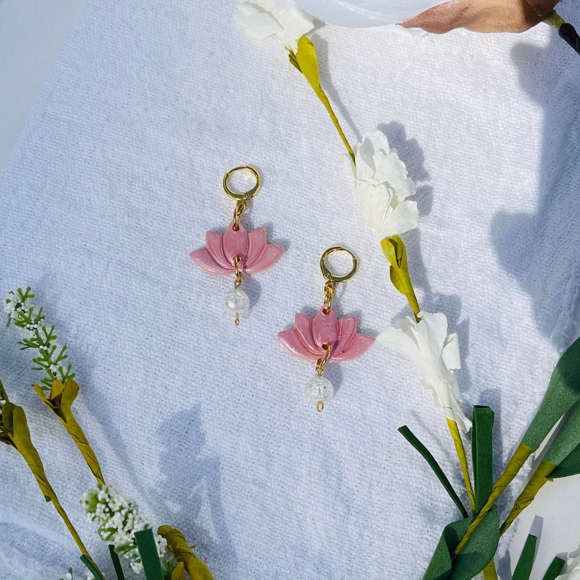 Handgemachte Rosa Lotusblüten-Ohrringe von CrescentJewelryDesig