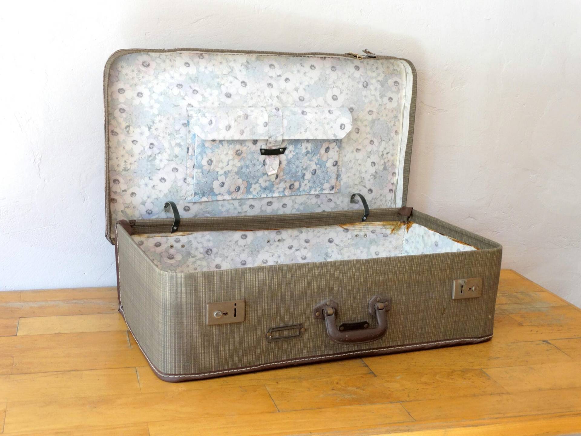 Alter Reise Valise, Grauer Koffer, Altes Gepäck, Zugkoffer, Alter Gepäck Dekor, Antikes Grau Koffer Alter Reise Valise, Grauer Koffer, Altes Gepäck, Zugkoffer, Alter Gepäck Dekor, Antikes Grau Koffer von CretanPast