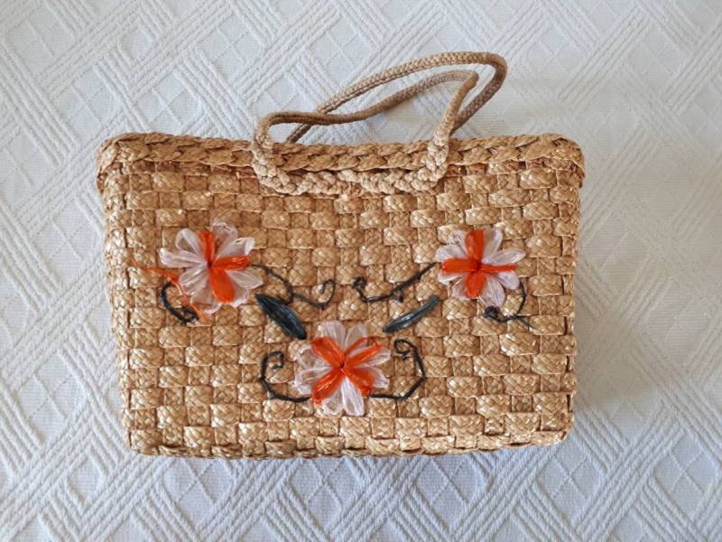 Rattan-Blumentasche Rattan-Blumentasche von CribsandCo