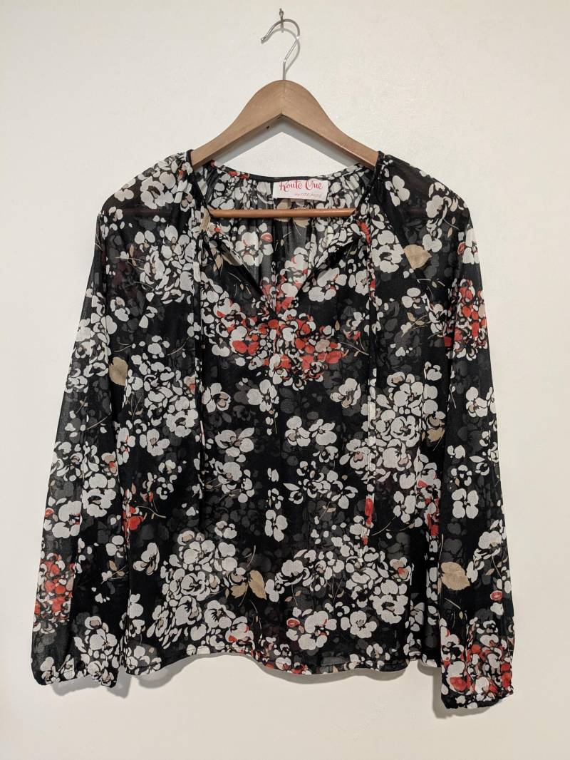 Floral Print Semi Sheer Keyhole Ausschnitt Bluse Top Vintage 70Er Jahre M L B44 Floral Print Semi Sheer Keyhole Ausschnitt Bluse Top Vintage 70Er Jahre M L B44 von CricketsVintageShop