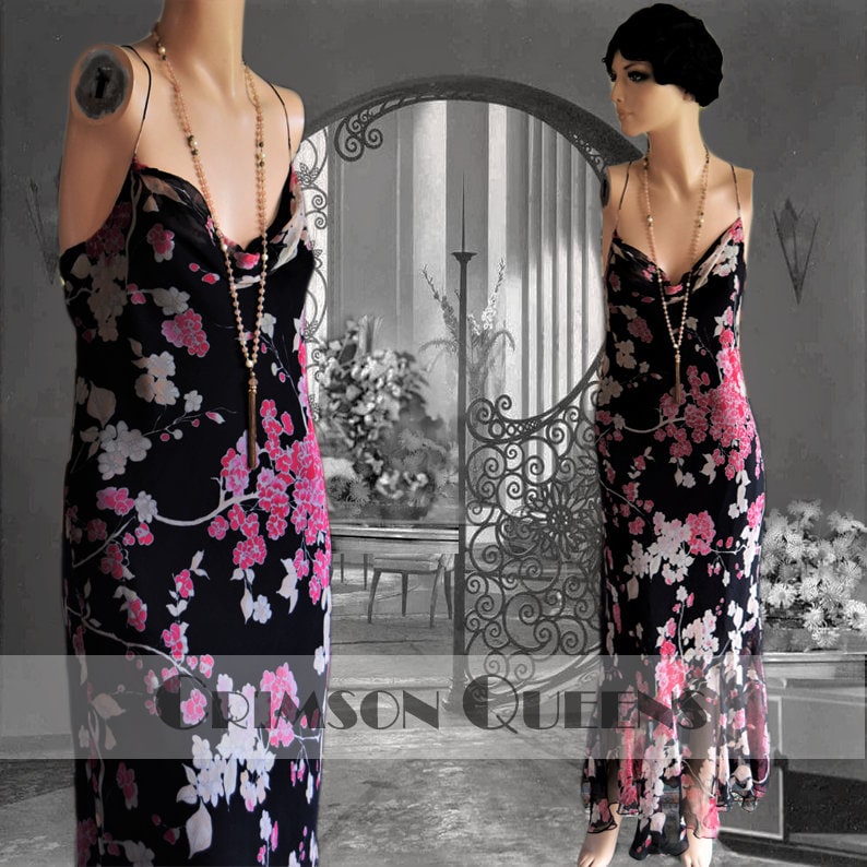 Art Deco Romantisch Downton Abtei Vintage Floaty Etheral Oriental Kirschblüte Cocktail Abend Seidenkleid Größe Uk 40 Us 8 Art Deco Romantisch Downton Abtei Vintage Floaty Etheral Oriental Kirschblüte Cocktail Abend Seidenkleid Größe Uk 40 Us 8 von CrimsonQueens