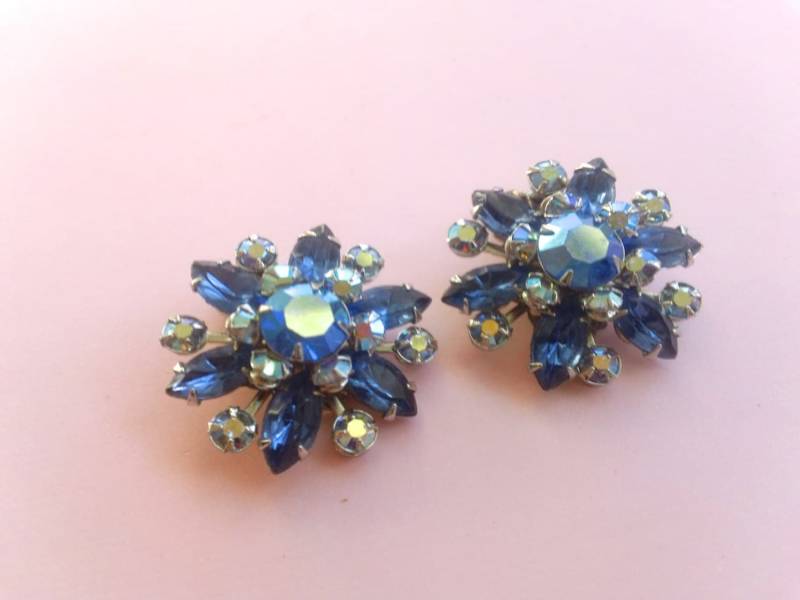 Blaue Strass Blume Ohrringe Aurora Borealis Sekt Brautmode Schmuck von CrimsonVintique