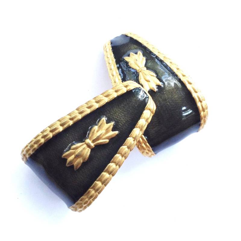 Guy Laroche Emaille Ohrringe Fleur De Lis Haute Couture Designer Blattgold Clip On Statement von CrimsonVintique