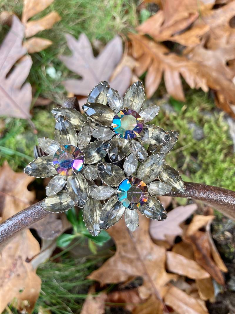 Rauchgraue Rhinestone-Blumen-Brosche Rauchgraue Rhinestone-Blumen-Brosche von CrimsonVintique