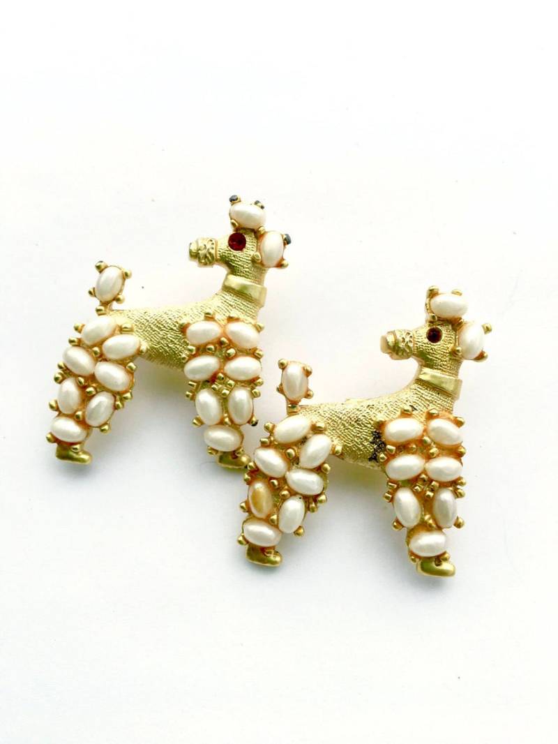 Satz Von 2 Pudel Broschen Spaß Figürliche Mode Schmuck Eckzahn Hund Pins von CrimsonVintique