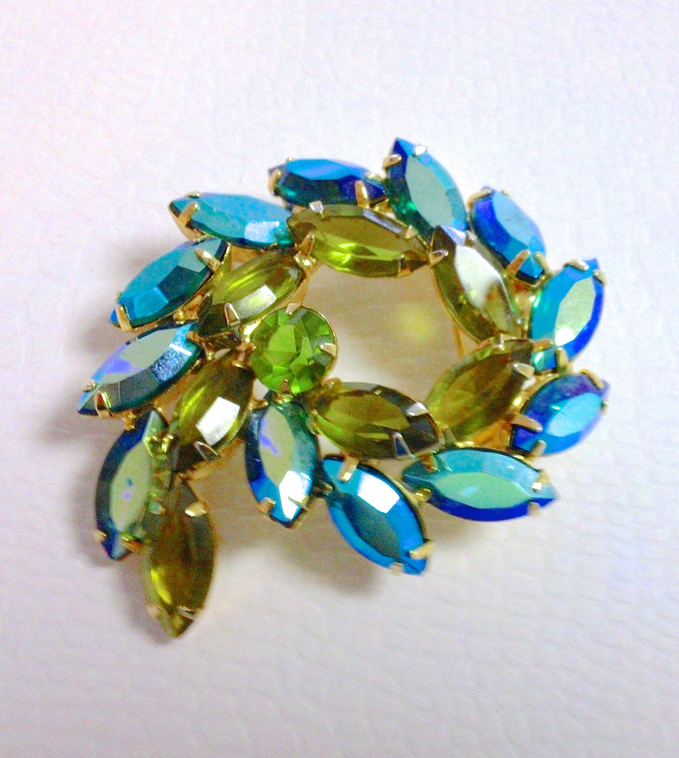 Schillernde Grün Blau Strass Brosche Hallo Ende Retro-Aurora Borealis Verrückten Retro-Mode-Schmuck-Zubehör Schillernde Grün Blau Strass Brosche Hallo Ende Retro-Aurora Borealis Verrückten Retro-Mode-Schmuck-Zubehör von CrimsonVintique