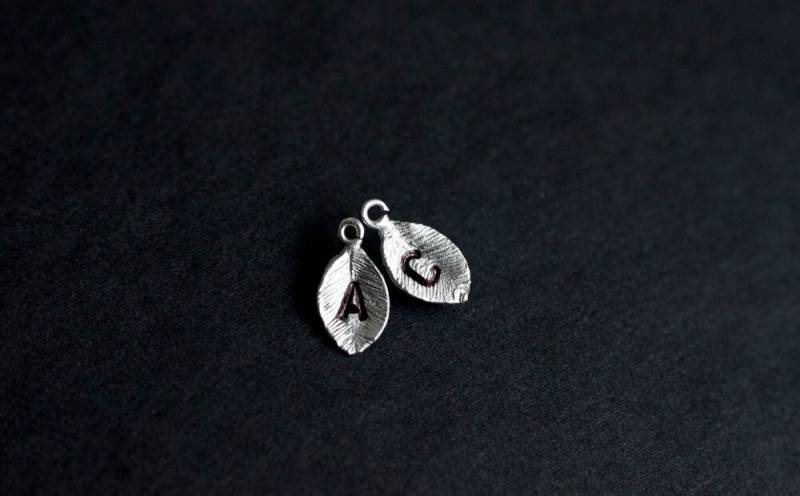 Add A Charm, Personalisiertes Blattgold Oder Silberblatt Für Halskette Add A Charm, Personalisiertes Blattgold Oder Silberblatt Für Halskette von CrinaJewelleryDesign