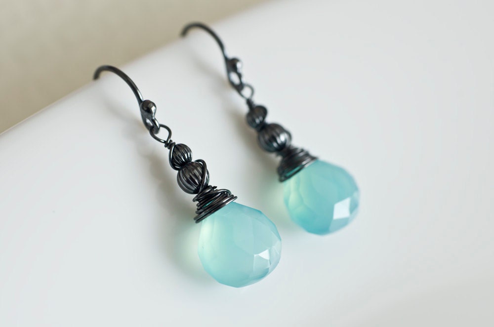 Aqua Blau Chalcedon, Oxidiertes Sterling Silberdraht Gewickelt Ohrringe Aqua Blau Chalcedon, Oxidiertes Sterling Silberdraht Gewickelt Ohrringe von CrinaJewelleryDesign
