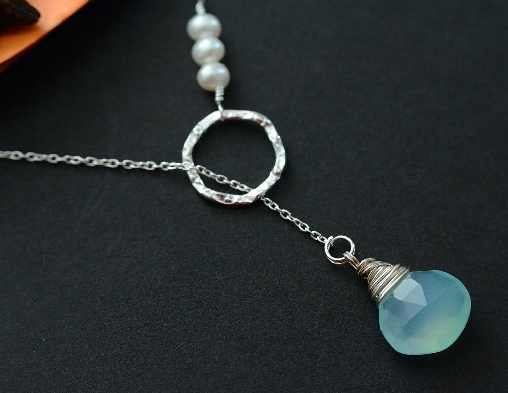 Aqua Blue Chalcedon Und Süßwasserperlen Lariathalskette, Brautjungfern-Geschenk Aqua Blue Chalcedon Und Süßwasserperlen Lariathalskette, Brautjungfern-Geschenk von CrinaJewelleryDesign