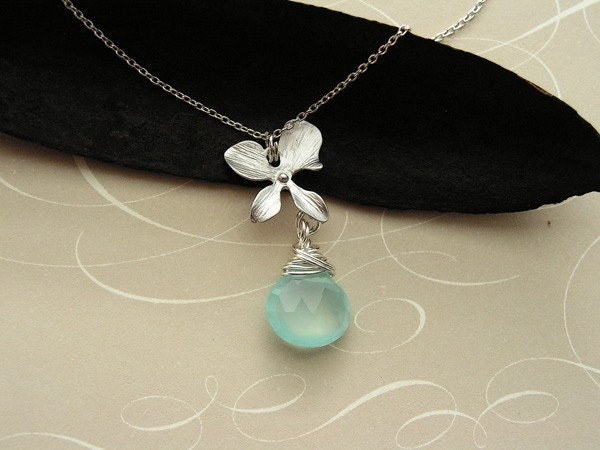 Aqua Blue Chalcedonkette, Rhodium Plattiert Orchidee Und Blau Chalcedon Halskette, Brautjungfern, Brautjungfern-Geschenk Aqua Blue Chalcedonkette, Rhodium Plattiert Orchidee Und Blau Chalcedon Halskette, Brautjungfern, Brautjungfern-Geschenk von CrinaJewelleryDesign