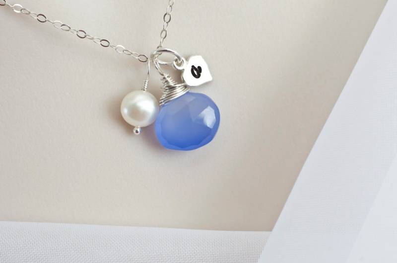 Benutzerdefinierte Initial Halskette, Blaue Immergrün Chalcedon, Süßwasser-Zuchtperlen & Sterling Silber Herz Tag Erste Personalisierte Benutzerdefinierte Initial Halskette, Blaue Immergrün Chalcedon, Süßwasser-Zuchtperlen & Sterling Silber Herz Tag Erste Personalisierte von CrinaJewelleryDesign