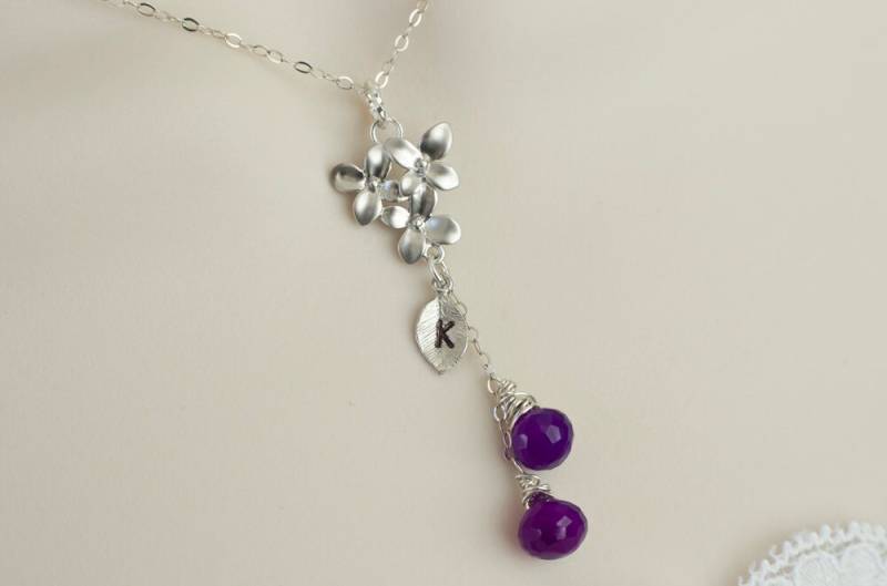 Benutzerdefinierte Initial Halskette, Personalisierte Lila Chalcedon Halskette Und Rhodium Versilbert Kirschblüte Blume, Lasso-sterling-Silber Benutzerdefinierte Initial Halskette, Personalisierte Lila Chalcedon Halskette Und Rhodium Versilbert Kirschblüte Blume, Lasso-sterling-Silber von CrinaJewelleryDesign