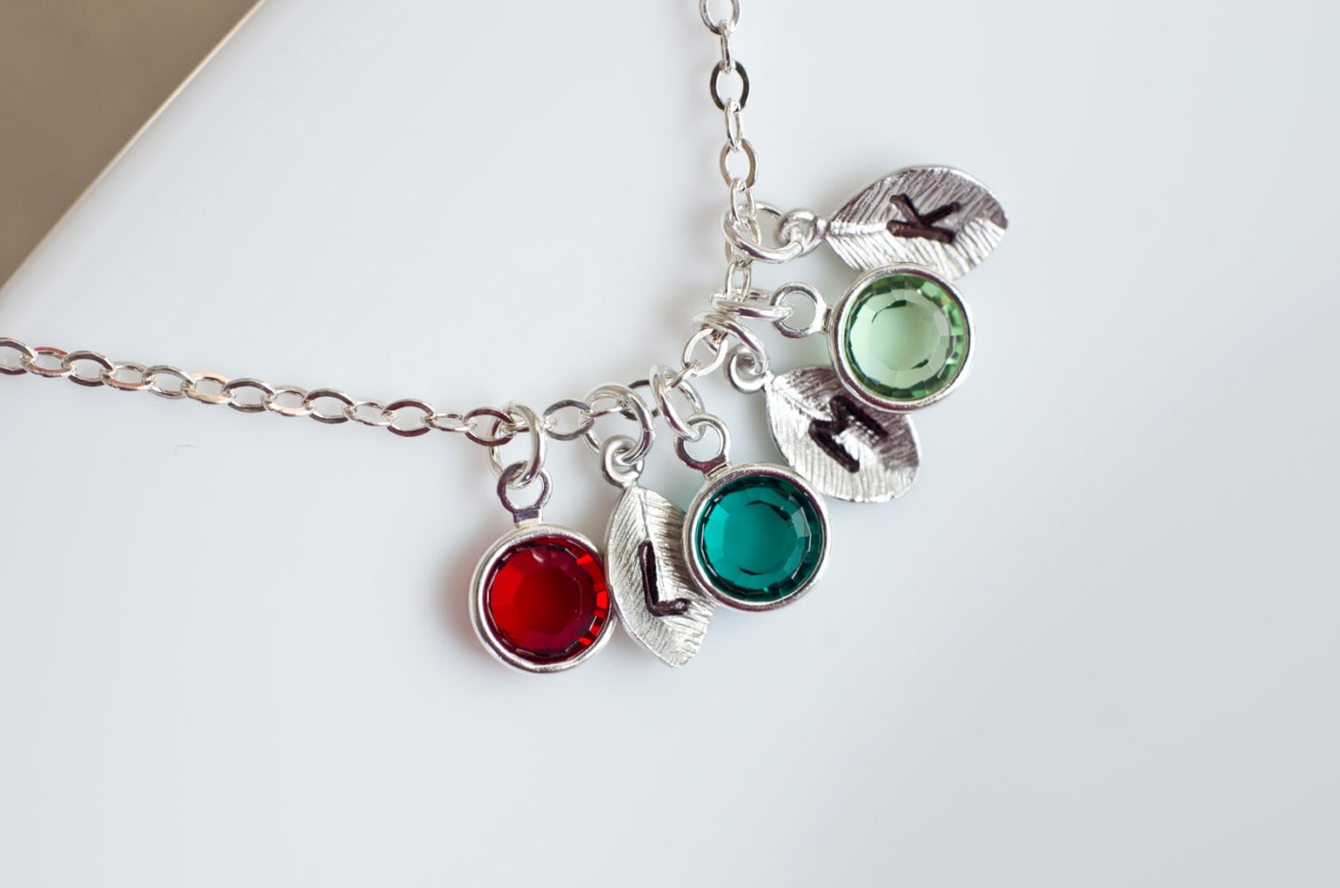 Birthstone Erste Kette, Personalisierte Halskette, Swarovski Geburtsstein Reize Und Blätter Familie, Mutter, Großmutter Geschenk Birthstone Erste Kette, Personalisierte Halskette, Swarovski Geburtsstein Reize Und Blätter Familie, Mutter, Großmutter Geschenk von CrinaJewelleryDesign