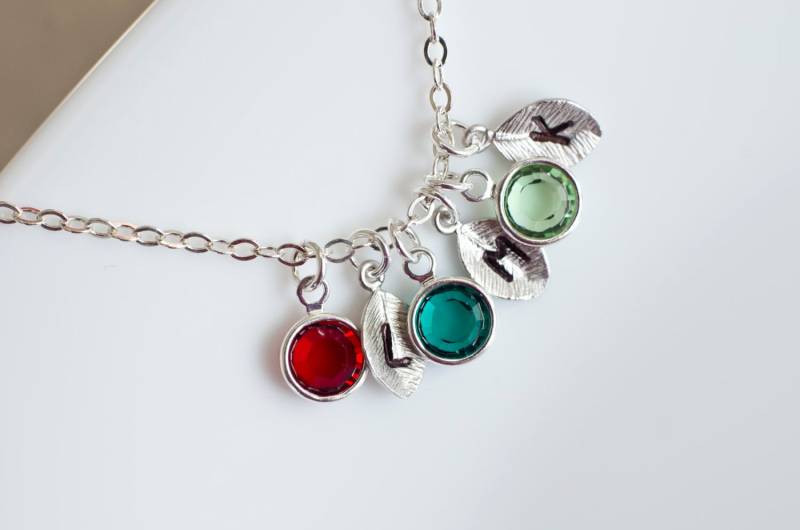Birthstone Erste Kette, Personalisierte Halskette, Swarovski Geburtsstein Reize Und Blätter Familie, Mutter, Großmutter Geschenk Birthstone Erste Kette, Personalisierte Halskette, Swarovski Geburtsstein Reize Und Blätter Familie, Mutter, Großmutter Geschenk von CrinaJewelleryDesign