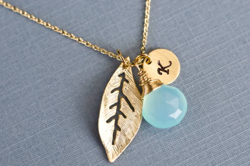 Blattgold Initial Halskette, Personalisierte Erste Vergoldet Charme, Gold Vermeil Runder Und Blauen Chalcedon Briolette Blattgold Initial Halskette, Personalisierte Erste Vergoldet Charme, Gold Vermeil Runder Und Blauen Chalcedon Briolette von CrinaJewelleryDesign