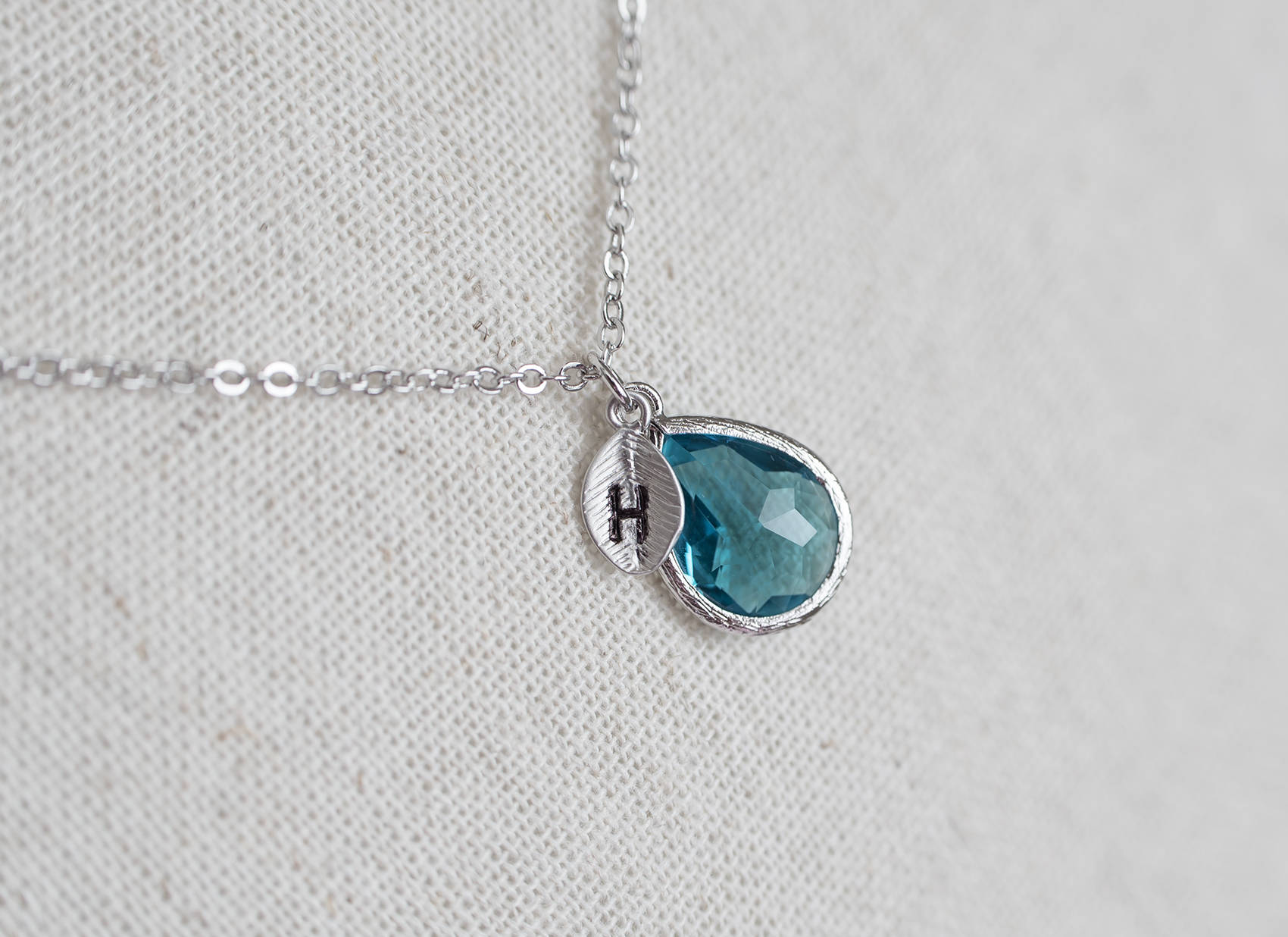 Blauen Zirkon Teardrop Glas Initial Halskette, Dezember Birthstone Personalisierte Erste Mutter Großmutter Monogramm Halskette Blauen Zirkon Teardrop Glas Initial Halskette, Dezember Birthstone Personalisierte Erste Mutter Großmutter Monogramm Halskette von CrinaJewelleryDesign