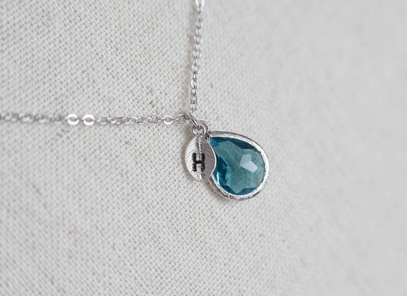 Blauen Zirkon Teardrop Glas Initial Halskette, Dezember Birthstone Personalisierte Erste Mutter Großmutter Monogramm Halskette von CrinaJewelleryDesign