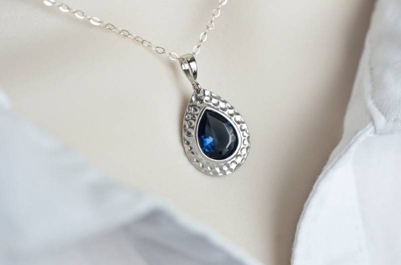 Blauer Saphir, Matt Rhodiniert Blau Saphirglas Teardrop Halskette, Sterling Silber, Hochzeitsschmuck von CrinaJewelleryDesign