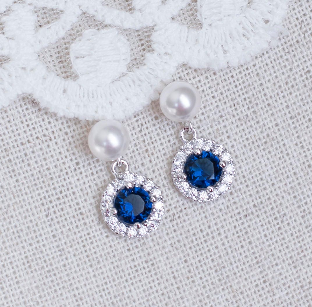 Blauer Saphir Braut Ohrringe, Cz Blau Perlen Ohrstecker, Runde Swarovski Ohrstecker Blauer Saphir Braut Ohrringe, Cz Blau Perlen Ohrstecker, Runde Swarovski Ohrstecker von CrinaJewelleryDesign