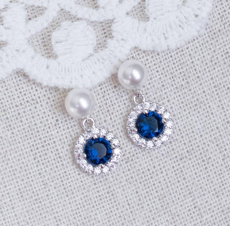 Blauer Saphir Braut Ohrringe, Cz Blau Perlen Ohrstecker, Runde Swarovski Ohrstecker Blauer Saphir Braut Ohrringe, Cz Blau Perlen Ohrstecker, Runde Swarovski Ohrstecker von CrinaJewelleryDesign