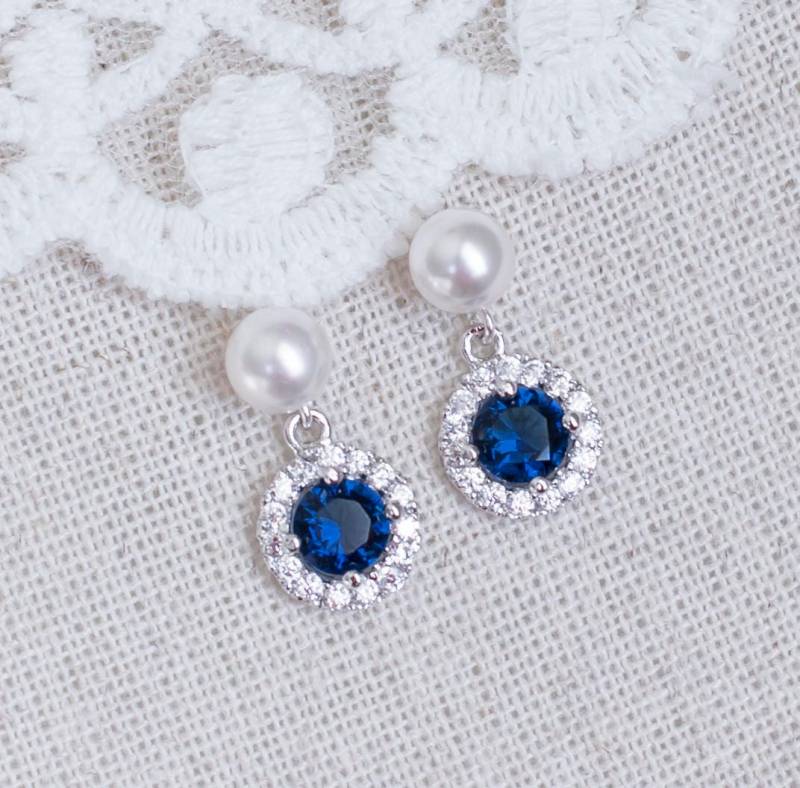 Blauer Saphir Braut Ohrringe, Sapphire Cz Perle Ohrstecker, Runde Swarovski Perlen Ohrstecker Blauer Saphir Braut Ohrringe, Sapphire Cz Perle Ohrstecker, Runde Swarovski Perlen Ohrstecker von CrinaJewelleryDesign