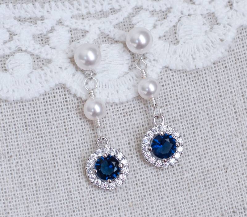 Blauer Saphir Braut Ohrringe, Sapphire Cz Perle Ohrstecker, Runde Swarovski Perlen Ohrstecker Blauer Saphir Braut Ohrringe, Sapphire Cz Perle Ohrstecker, Runde Swarovski Perlen Ohrstecker von CrinaJewelleryDesign