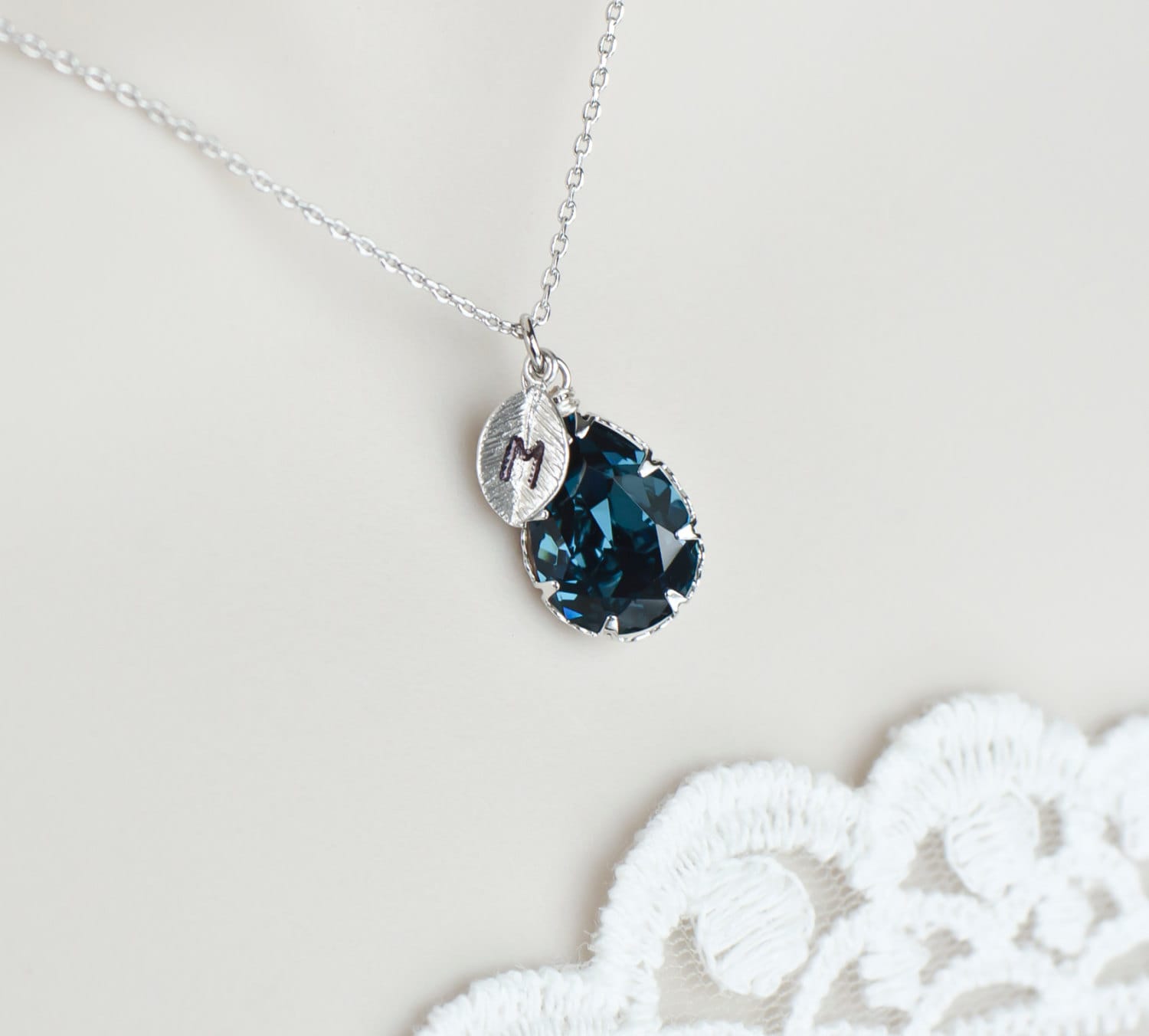 Blauer Saphir Swarovski Teardrop Initial Halskette, Personalisierte Birthstone Erste Kette, Monogramm Brautjungfern-Geschenk Blauer Saphir Swarovski Teardrop Initial Halskette, Personalisierte Birthstone Erste Kette, Monogramm Brautjungfern-Geschenk von CrinaJewelleryDesign