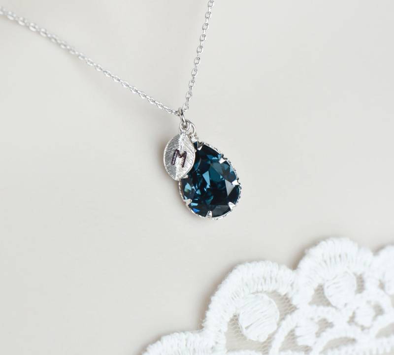 Blauer Saphir Swarovski Teardrop Initial Halskette, Personalisierte Birthstone Erste Kette, Monogramm Brautjungfern-Geschenk von CrinaJewelleryDesign