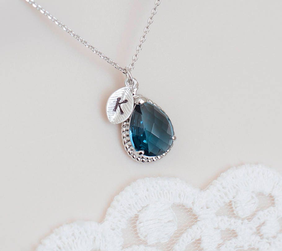 Blauer Saphir Swarovski Teardrop Initial Halskette, Personalisierte Birthstone Erste Kette, Monogramm Brautjungfern-Geschenk Blauer Saphir Swarovski Teardrop Initial Halskette, Personalisierte Birthstone Erste Kette, Monogramm Brautjungfern-Geschenk von CrinaJewelleryDesign