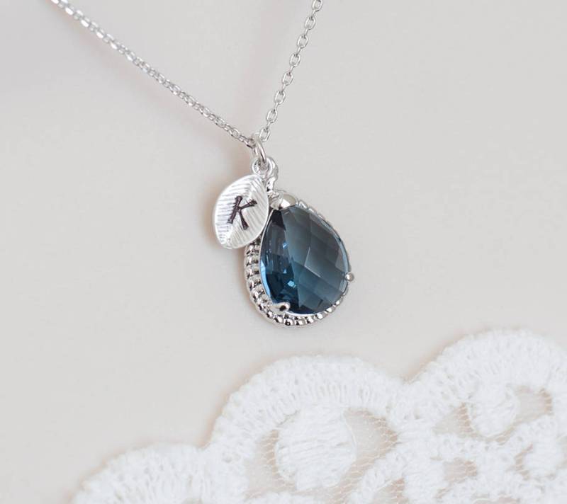 Blauer Saphir Swarovski Teardrop Initial Halskette, Personalisierte Birthstone Erste Kette, Monogramm Brautjungfern-Geschenk Blauer Saphir Swarovski Teardrop Initial Halskette, Personalisierte Birthstone Erste Kette, Monogramm Brautjungfern-Geschenk von CrinaJewelleryDesign