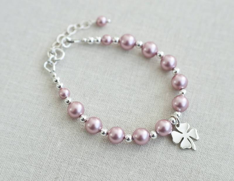 Blumenmädchen Armband, Kinderarmband, Puderrose Swarovski Perlen Und Sterling Silber Kleeblatt Charm Kind Glücksbringer Armband von CrinaJewelleryDesign