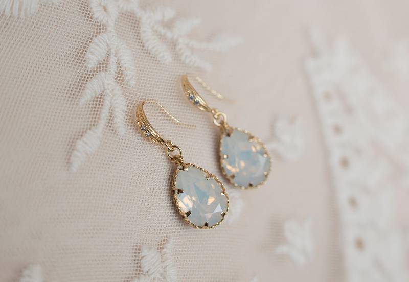 Braut Ohrringe, Opal Swarovski Teardrop Vergoldete Vintage Style Gold Brautjungfern Ohrringe Braut Ohrringe, Opal Swarovski Teardrop Vergoldete Vintage Style Gold Brautjungfern Ohrringe von CrinaJewelleryDesign