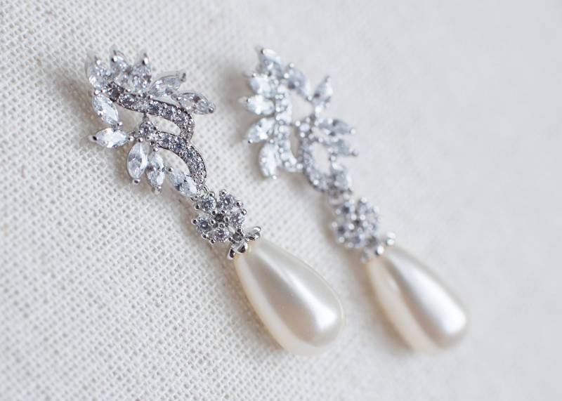 Braut Ohrringe, Zirkonia Blume Stud Und Teardrop Perlen Blumen Ohrringe Cz-Perle, Cubic Brautschmuck von CrinaJewelleryDesign