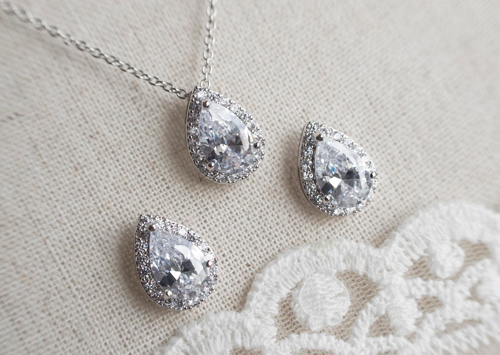 Braut-Set, Zirkonia Braut Halskette Und Ohrringe, Teardrop Ohrstecker Halskette, Brautjungfern Schmuck, Hochzeitsgeschenk Braut-Set, Zirkonia Braut Halskette Und Ohrringe, Teardrop Ohrstecker Halskette, Brautjungfern Schmuck, Hochzeitsgeschenk von CrinaJewelleryDesign